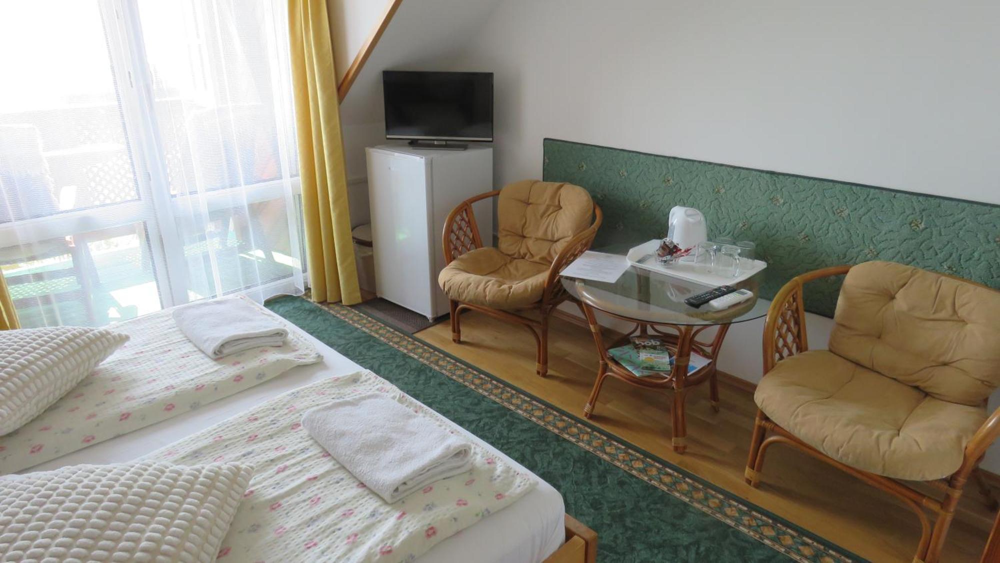 Prima Porta Vendeghaz Hotel Balatonalmádi Exterior foto